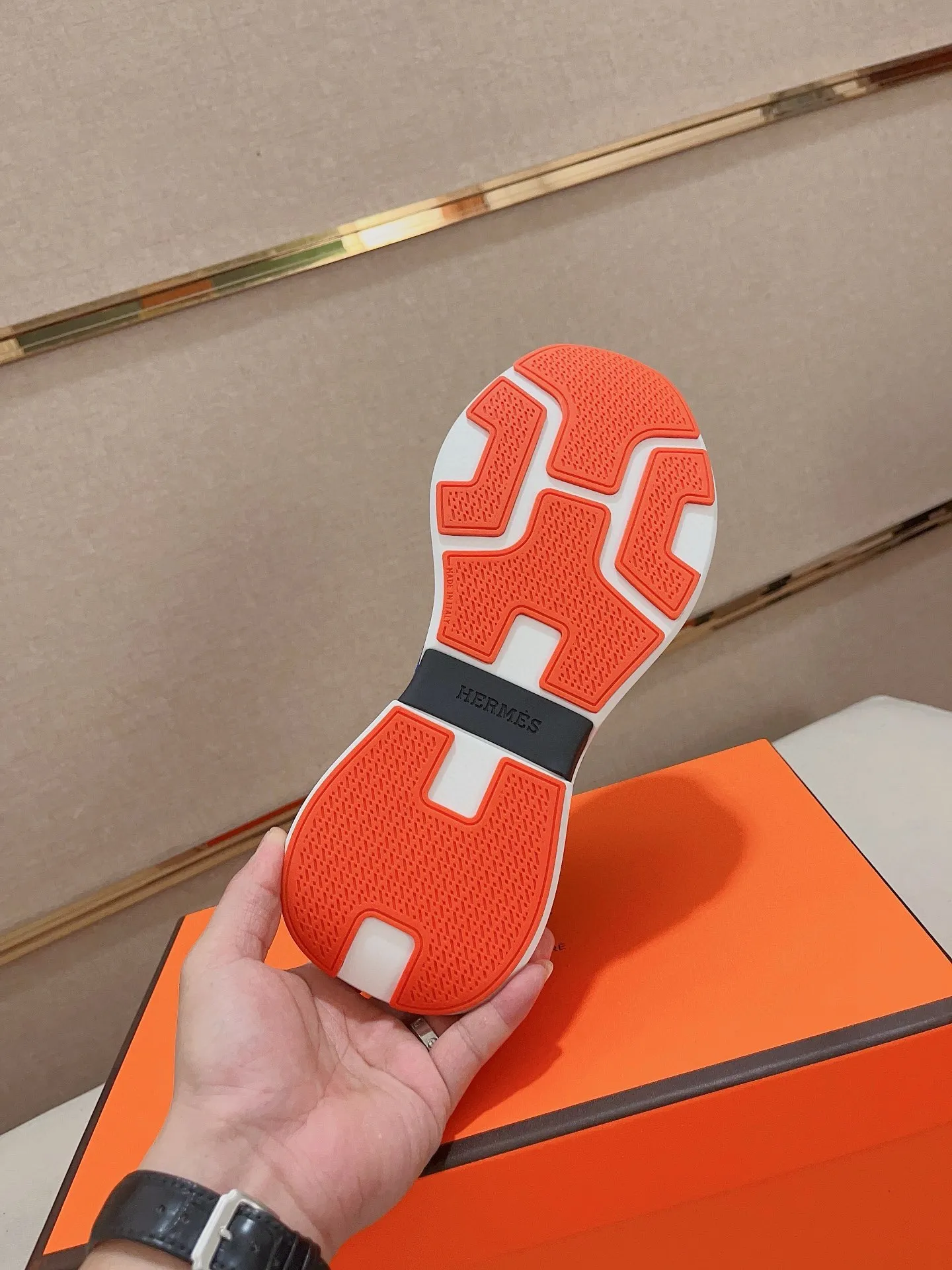 Factory price: 540💰《HERMES》【Classic Original Version】Hermès; Top 🔝 Purchasing Agency 🔍🔍Men's latest 🇺🇸 counters are on sale simultaneously, original imported from Italy ▲▲Silk cowhide with breathable fabric ▲▲ (high-end and expensive Qi·Grade) Exquisite workmanship (Italian 🇮🇹Imported water-dyed 🐂cowhide lining) Sole: Original sole provided by the original factory, ⚠️Exclusive double-layer activity·TPR·Rubber·Combined molded outsole; Super·comfortable·wear-resistant·non-slip·environmental protection The real thing is more beautiful if you take the real thing (high quality, follow the order), you can enter and exit the counter at will * Number of yards: 38·39·40·41·42·43·44# (can be customized 45.)